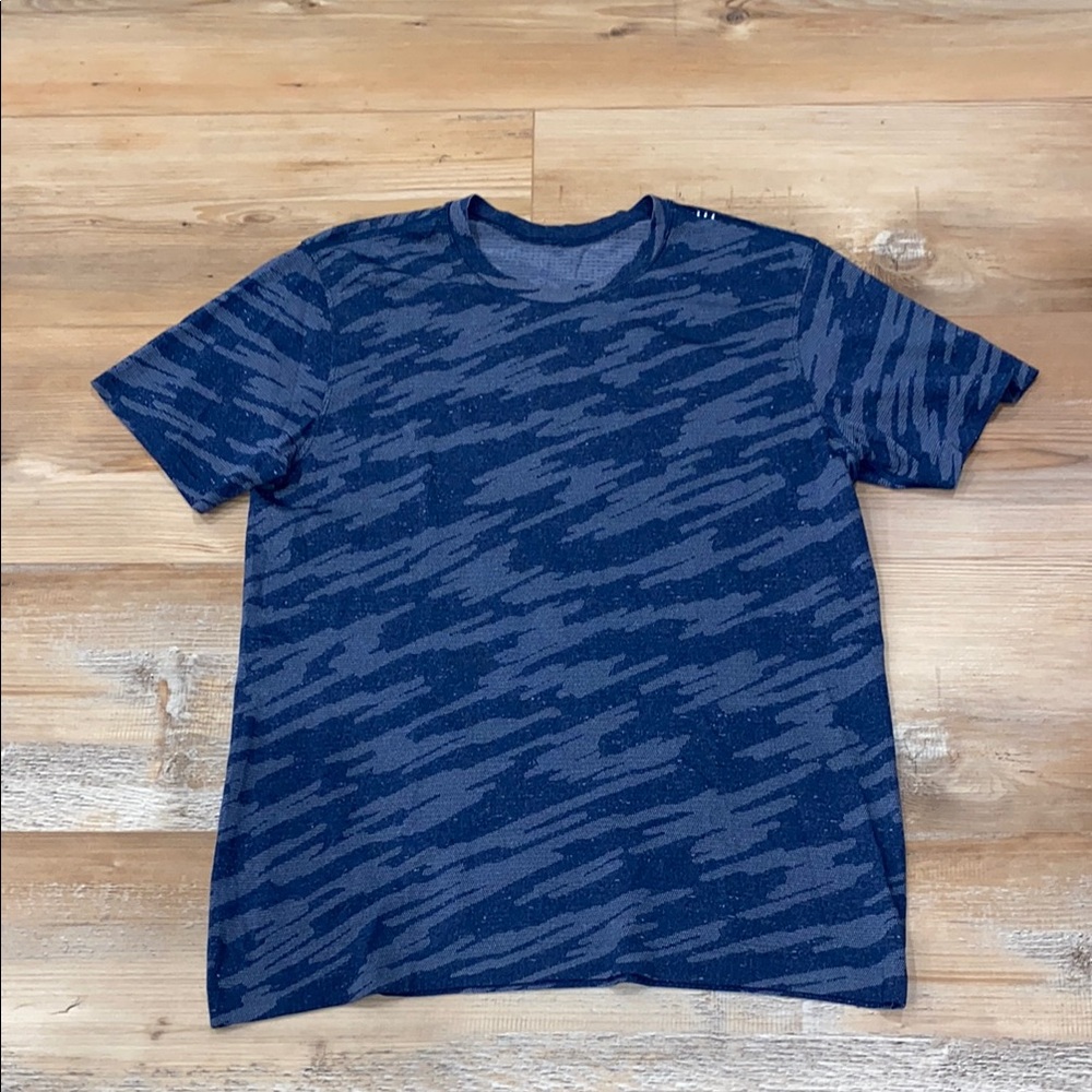 Lululemon men’s size large short sleeve